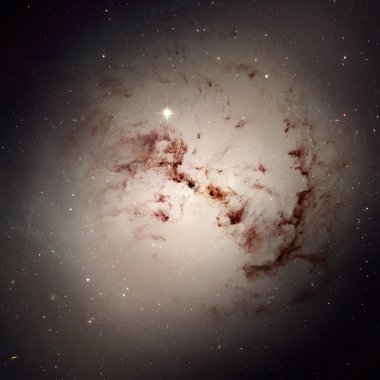 Ocak takımyıldızı yönünde bulunan dev eliptik gökada Ngc 1316.