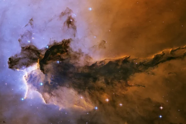 Nebulosa Águila. Gas y polvo se elevan desde el vivero estelar. — Foto de Stock