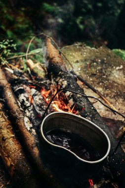 metal bardak ve su ısıtıcısı