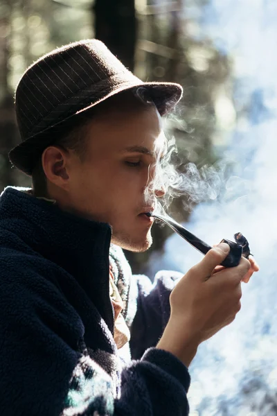 Stilvoller Reisender, der Tabakpfeife raucht — Stockfoto