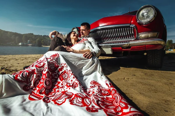 Bella sposa ed elegante sposo — Foto Stock