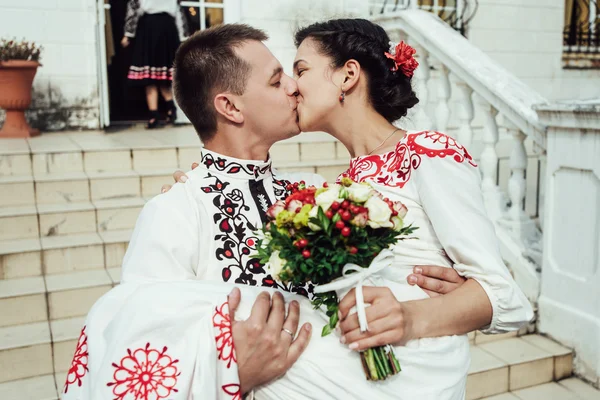 Sposa elegante e sposo felice — Foto Stock