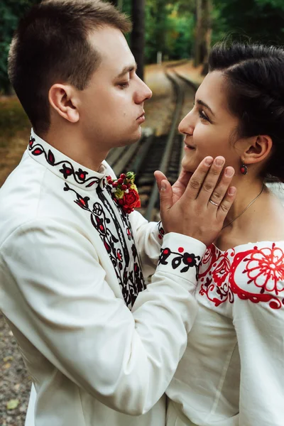 Wunderschöne Braut und stilvoller Bräutigam — Stockfoto