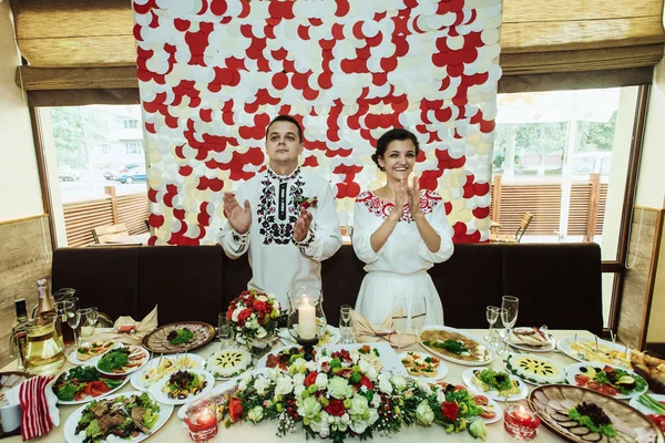 Novia elegante y novio feliz — Foto de Stock