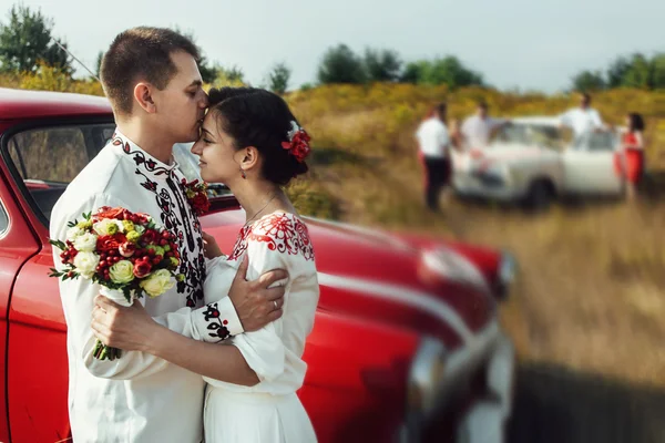 Şık gelin ve mutlu damat — Stok fotoğraf