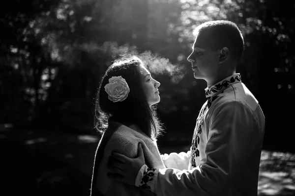 Sposa bruna ed elegante sposo — Foto Stock