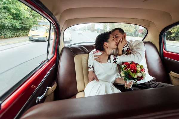 スタイリッシュな花嫁と幸せな新郎 — ストック写真