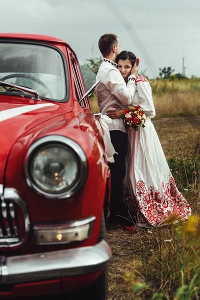 Стильна наречена і щасливий наречений — стокове фото