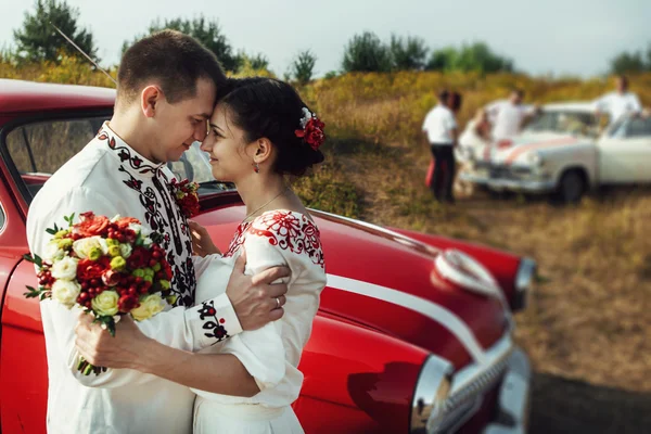 Sposa elegante e sposo felice — Foto Stock