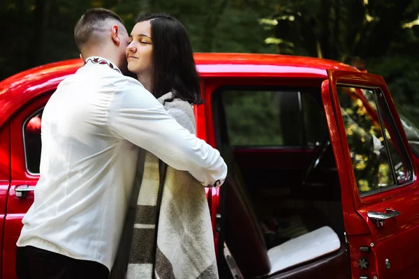 Mooie brunette bruid en elegante bruidegom — Stockfoto