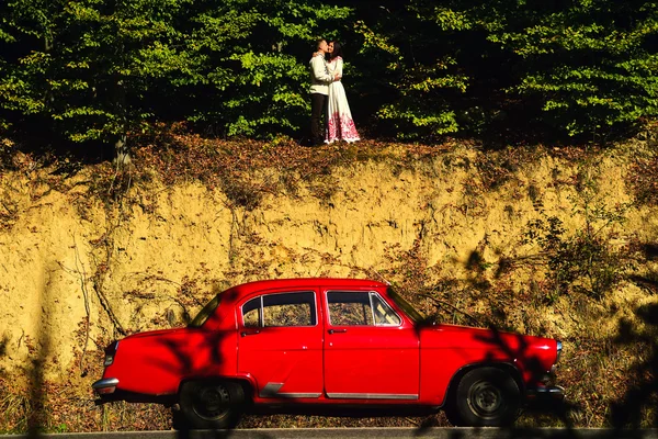 Elegantní ženicha a bruneta — Stock fotografie