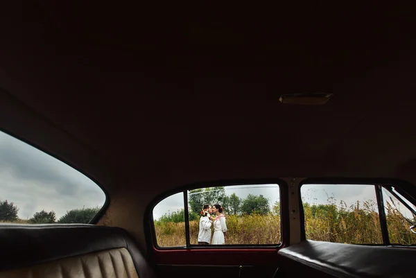 Stílusos menyasszony és a boldog vőlegény — Stock Fotó