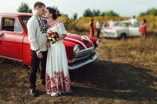 Sposa elegante e sposo felice — Foto Stock