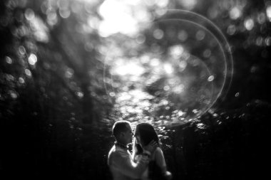 şık esmer gelin ve zarif damat