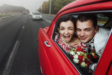 şık gelin ve mutlu damat