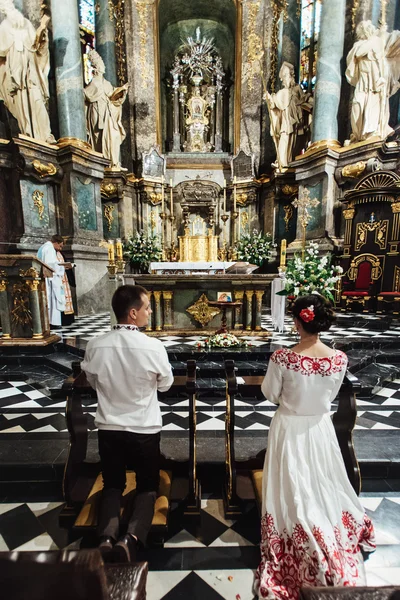 Ceremonia ślubu w kościele — Zdjęcie stockowe