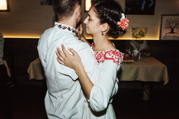 Stilvolle Braut und glücklicher Bräutigam — Stockfoto