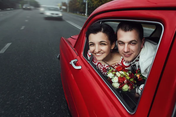 Sposa elegante e sposo felice — Foto Stock