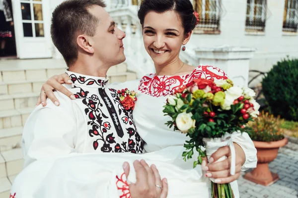 Стильная невеста и счастливый жених — стоковое фото
