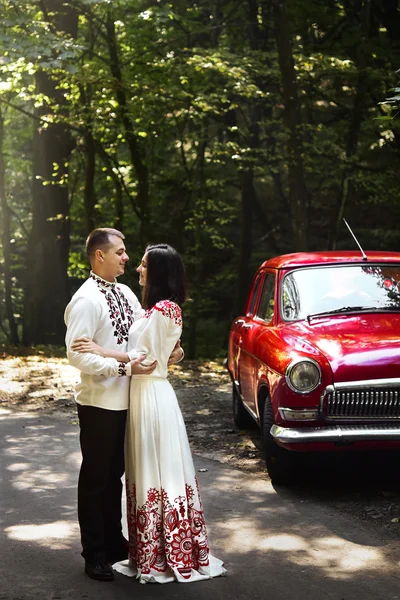 Noiva morena e noivo elegante — Fotografia de Stock