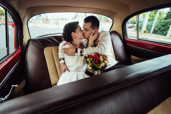 Stijlvolle bruid en bruidegom gelukkig — Stockfoto