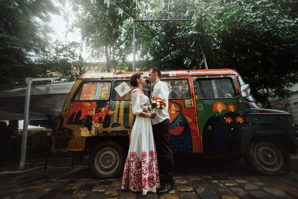 Sposo abbracciare la sua bella sposa — Foto Stock