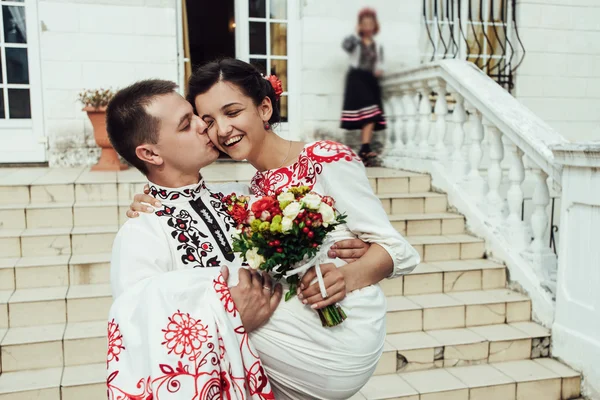 Sposa elegante e sposo felice — Foto Stock