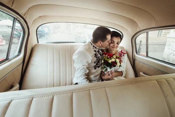 Groom kissing his bride — Stock Photo, Image