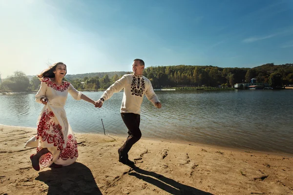 Noiva morena e elegante noivo elegante — Fotografia de Stock