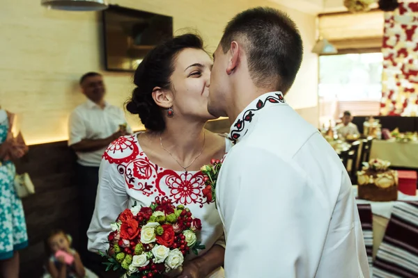 Şık gelin ve mutlu damat — Stok fotoğraf