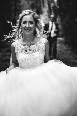 Sarışın gelin ve zarif damat