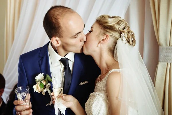 Novia y novio besándose — Foto de Stock