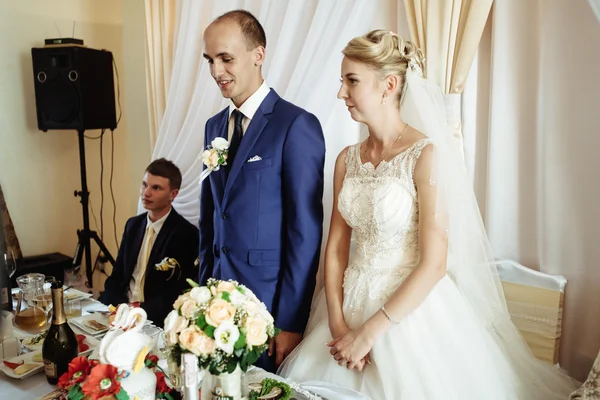 세련 된 행복 한 신부 및 신랑 — 스톡 사진