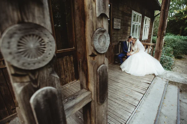 Sposa felice ed elegante sposo — Foto Stock