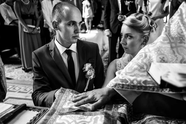 Ceremonia de boda tradicional en la iglesia — Foto de Stock