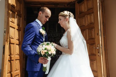 yakışıklı damat ve güzel gelin