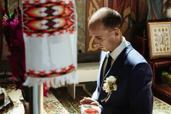 Традиционная свадебная церемония в церкви — стоковое фото