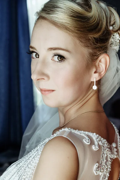 Elegant blonde bride — Stock Photo, Image