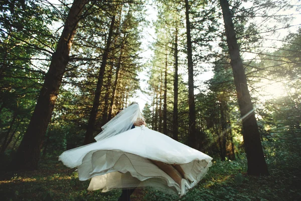 Gelukkige bruid en elegante bruidegom — Stockfoto