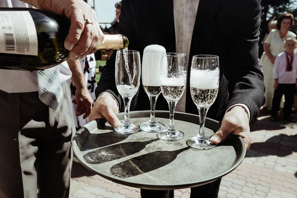 Шампанське і склянки на підносі — стокове фото