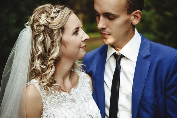 Novia feliz y novio elegante — Foto de Stock