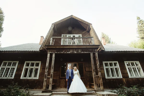 Happy bride and elegant groom — Stock Photo, Image