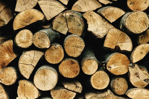 Naturalne drewno kominkowe zaopatrzony w kupie — Zdjęcie stockowe