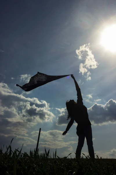 Silueta de chica en el campo de viento — Foto de Stock