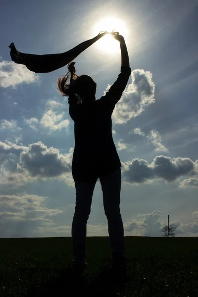 Silueta de chica en el campo de viento — Foto de Stock