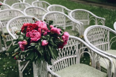 şık beyaz hasır sandalyeleri