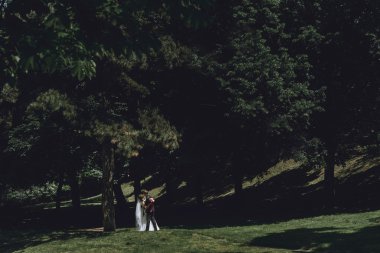 esmer gelin ve şık damat