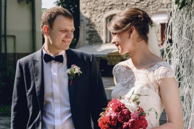 brunnete gelin ve zarif damat