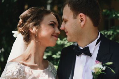 esmer gelin ve şık damat