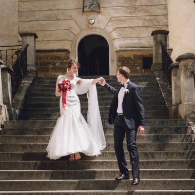 esmer gelin ve şık damat